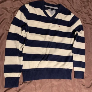 Blue and White Tommy Hilfiger Sweatshirt  - Very good condition, looks really classy.
