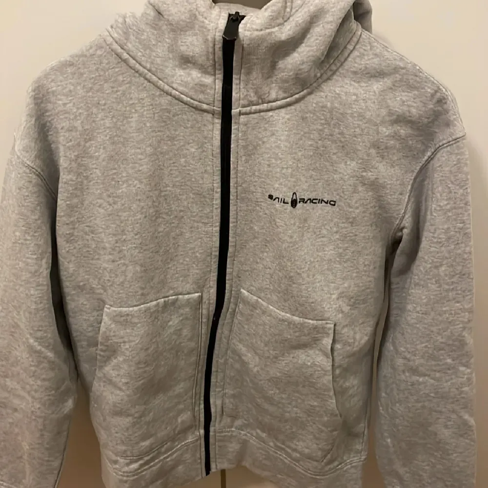 Sail racing zip tröja. Nästan aldrig använd skick 10/10 Storlek 170. Hoodies.