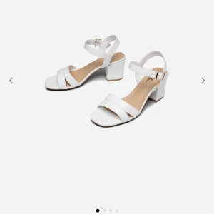 Klackskor - Helt oanvända, de har fortfarande bandet kvar som de sitter fast i. Skulle haft dem på studenten men hittade ett par andra i sista sekund. Nypris: 399 Klackhöjd: 6,5cm 