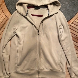 Sail racing zip hoodie - Säljer plagget för att den inte används längre. Köpt för 1500kr och är utan missfärgningar, slitningar eller andra saker. Skick 9/10