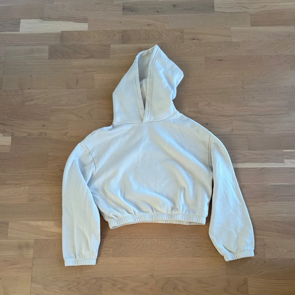 Beskuren vit hoodie. Bekväm./ Cropped white hoodie. Comfortable.. Hoodies.