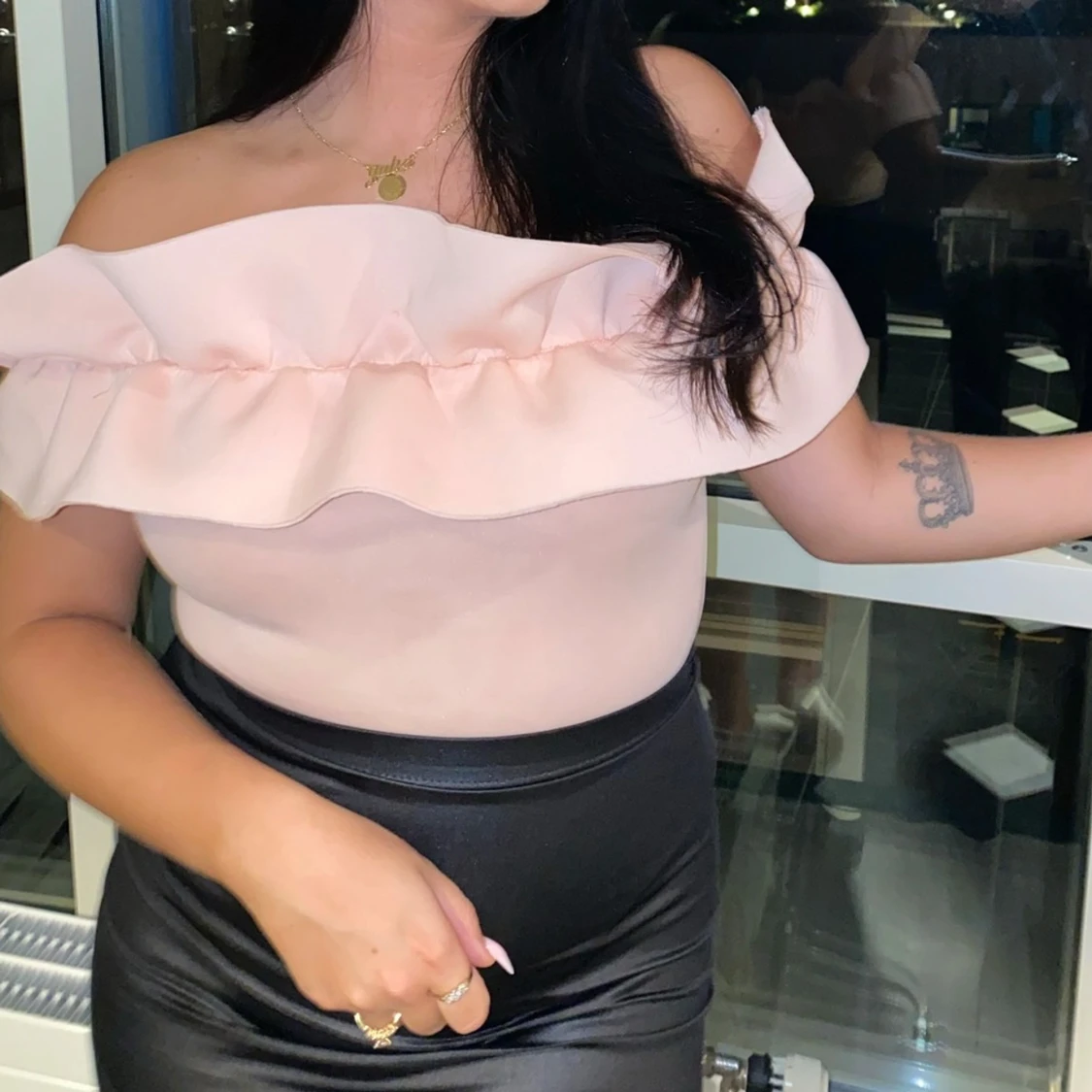 Rosa offshoulder bodysuit med volang - 90