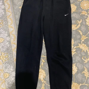 Nike gym byxor - Tjock och skönt kan både användas inför vinter och vardaglig. Hör av er för mer information 