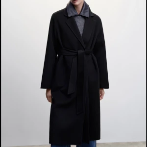 Kappa - Svart kappa från mango i modellen Batin Sparsamt använd, jätte fint skick  Köpt för 1799:-