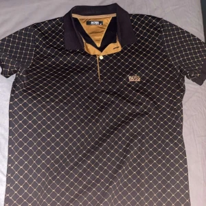 Boss pike - Guld och svart boss pike  Oanvänd , säljer den pågrund av storlek