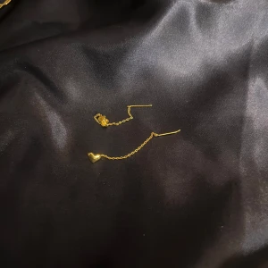 Örhängen  - Fina örhängen som jag ej vet var de är ifrån Det är två likadana örhängen med ett hjärta på som hänger  Sedan även ett örhänge med ett A på som hänger  Alla är tvättade  1 för 60 2 för 70 3 för 100