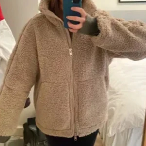 Teddy jacka🥰🥰🥰🥰 - BUDET LIGGER NU PÅ 690 ! Säljer denna perfekta höstjackan🥰🥰🥰ge prisförslag, behövde återpublicera då det blev ett missförstånd, KÖP INTR MED KÖP NU