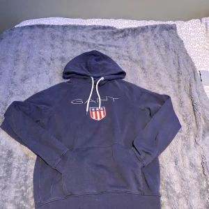 Gant hoodie marinblå - En fin Gant hoodie i färgen marinblå i storlek S, Inga skador på tröjan  Säljer för att jag använder inte längre Kontakta om du har några frågor eller vill ha mer bilder på tröjan🤗