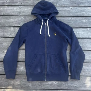 Ralph lauren zip  - Säljer en ralph zip för jag inte vill ha den riktigt den är storlek small ganska använd men ändå bra skick
