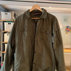 Snoot jacka  - Säljer nu min riktigt feta snoot jacka då den inte riktigt kommer till användning längre! Den är i riktigt bra skick o vid frågor är det bara att skriva🙌🏻 