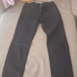 Svarta jeans - Säljer ett par svarta jeans i bra skick. De har en klassisk femficksdesign med knapp och dragkedja framtill. Perfekta för både vardag och fest! 