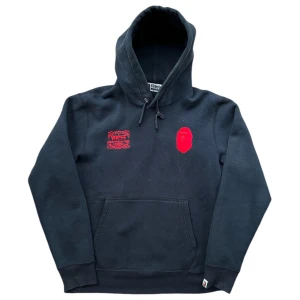 Bape hoodie  - Svart Bape hoodie i bra skick, röda sydda detaljer,  Storlek: L  Released in the mid 2000s,   skriv om du har någon fråga :) 