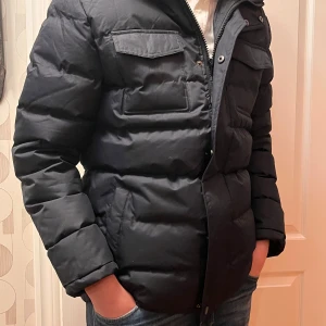 Mörkblå dunjacka - Nu säljer jag denna snygga vinterjacka i nyskick för ett dunderpris! En mörkblå jacka från French Connection i storlek S men sitter mer som M. Vid köp av 2 varor får du 100kr rabatt. Skriv vid minsta fundering🍾💯  Nypris: 1300kr Mitt pris: 599