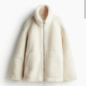 Vit teddyjacka med dragkedja - Säljer denna helt nya, eftertraktade vita teddyjackan från hm. Perfekt nu till hösten!!