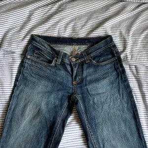 Lågmidjade bootcut jeans från only, står tyvärr ingen storlek. Midjemått tvärs över: 33cm och innerbenslängd: 81cm. Är i jättebra skick, hör av dig om du undrar något💗 