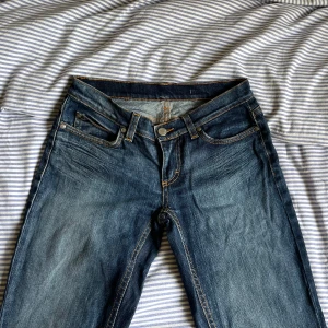 Only jeans  - Lågmidjade bootcut jeans från only, står tyvärr ingen storlek. Midjemått tvärs över: 33cm och innerbenslängd: 81cm. Är i jättebra skick, hör av dig om du undrar något💗 