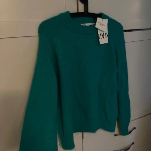 Grön stickad tröja  - Jättefin nu till höst aldrig använd köptes för 499 kr 