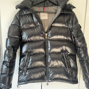 Moncler Maya - Säljer nu denna feta Moncler Maya jackan😍 Storlek 3 passar från S till M, i nytt skick! Priset ej hugget i sten! Skriv järna om du är intresserad!