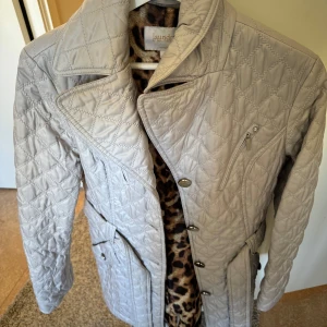 Oanvänd Trenchcoat  - Oanvänd Trenchcoat i 