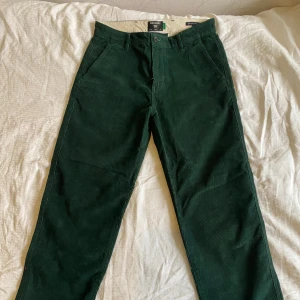 Gröna manchesterbyxor från Dockers - Säljer ett par snygga gröna manchesterbyxor från Dockers. Passar både dam och herr (passar mig som brukar ha s/m i damstorlekar). Endast använda enstaka gånger. 