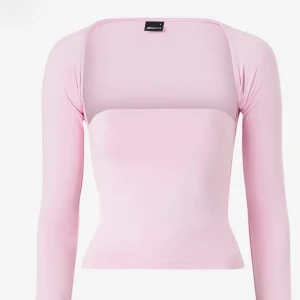 Rosa topp  - Säljer denna super gulliga rosa toppen från Gina💞 Den är använd ca 2 gånger, inga defekter och jättebra skick! Skriv för fler bilder, pris kan diskuteras☺️