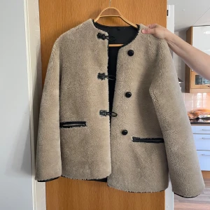 Mango Teddyjacka - Säljer denna fina teddyjacka från Mango i storlek S. Mellanlängd och i bra skick! Perfekt till höst/vinter 🥰 frakt står jag för! Nypris 1499 (Zalando)