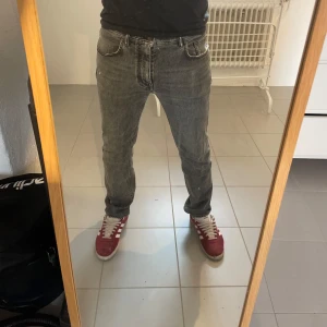 Acne studios jeans  - Acne studios jeans  Storlek: w32 ca. L30 se bild 5, 70 cm i innermått  Skicket är bra, lite slitna i ena fick kanten och nere vid hälarna. Nypris ca. 2500kr