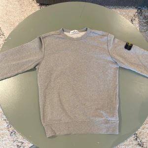 Säljer min stone Island junior för är lite liten -  Superfin skick 9/10, inga skador den passar 146-158 barn i storlek 