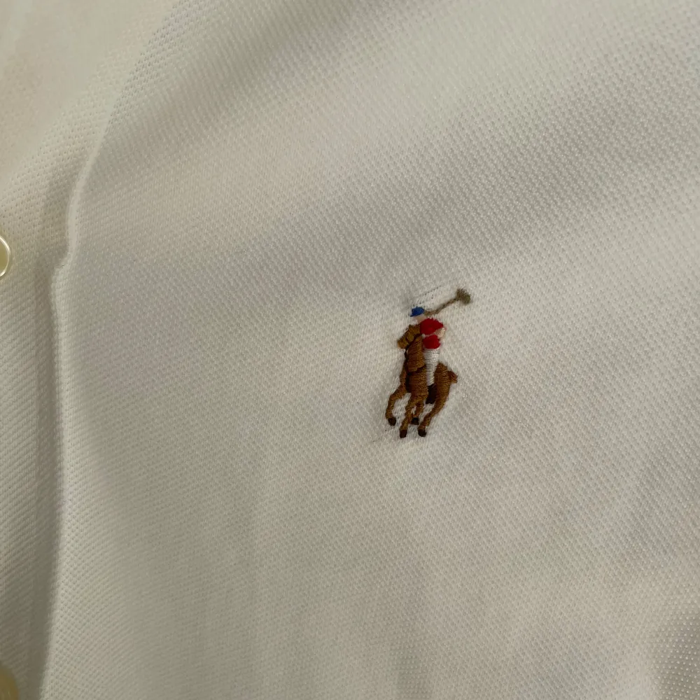 Säljer min Ralph lauren skjorta sjick 10/10 i storlek XS. Skriv vid funderingar. Skjortor.