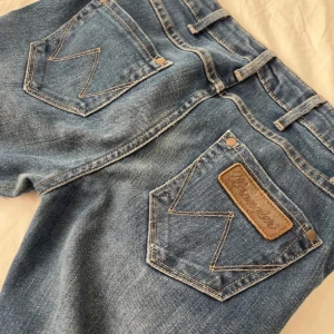Lågmidjade jeans - Säljer nu dessa extremt snygga jeans från wrangler, det är bra skick💕 midjemått: 36 innerbenslängd: 83, bara att höra av sig om det är några frågor!!