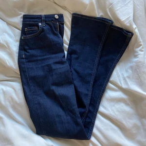 Jeans - Säljer dessa straight/flared jeansen från ginatricot. De är i storlek 32 och de är i mycket bra skick. Säljer de för 180💕 Jag är 160 cm för referens.