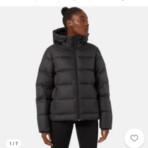 Vinterjacka - Svart vinterjacka från helly hansen i strl xs. Sparsamt använd! Väldigt bra skick! Skicka för privata bilder på den! Pris kan eve diskuteras vid snabb affär