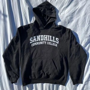 Svart hoodie från Gildan - Säljer en svart hoodie från Gildan i storlek M