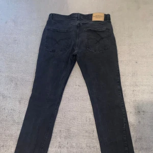 Svarta jeans från Hampton Republic - Säljer ett par svarta jeans från Hampton Republic i storlek W32 L32. De har en regular fit och är i bra skick. Perfekta för både vardag och fest! 🖤