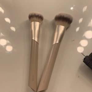 Flaer borstar - Två jättebra bortstar från flaer. En perfekt för krämproduktet och en för puder. 