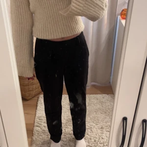 low waist kostymbyxor från ONLY - Low waist kostymbyxor från ONLY, storlek 34/XS och är knappt använda och i väldigt bra skick, slits längst ner i anklarna, resår runt midjan, framfickorna är  riktiga och bakfickorna är endast detalj.💞 Skriv för funderingar eller för fler bilder❣️
