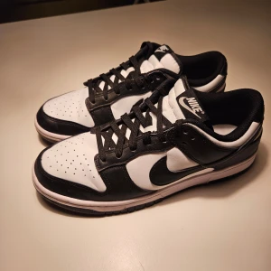 Nike "Panda Dunks" - Strl 42 Fint skick Använda 2-3 gånger