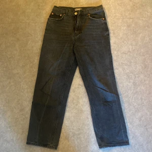Svarta urtvättade jeans - Jeans från Gina tricot, har använts en del men är i hyfsat bra skick. 