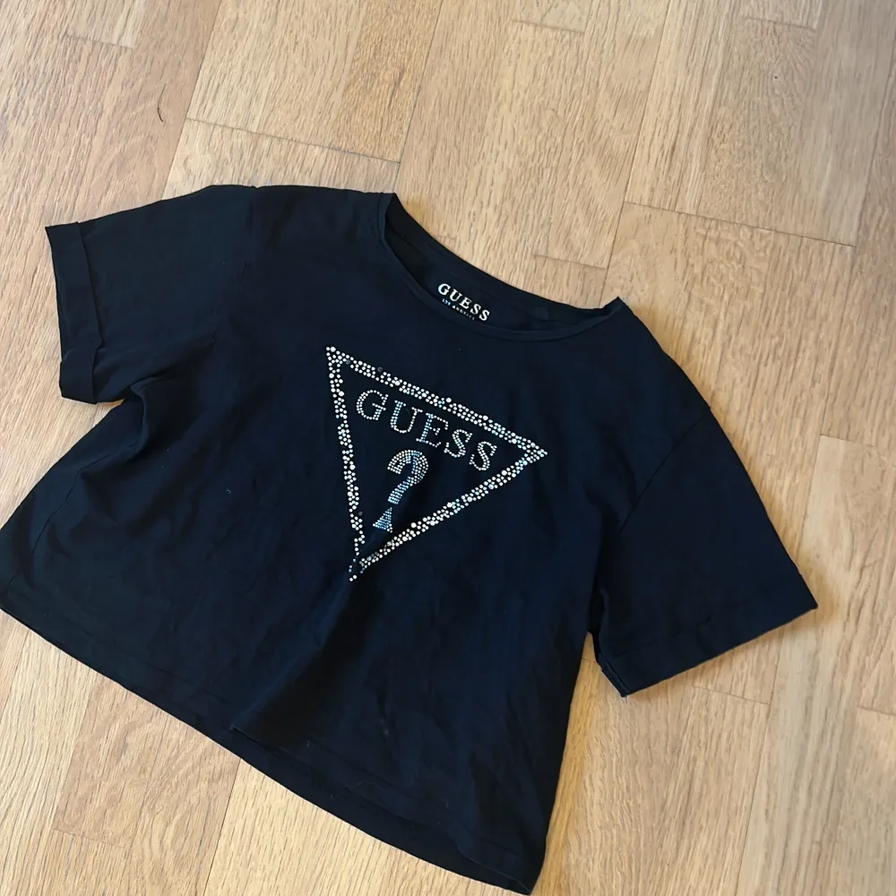 Jättt fin Guess t shirt i bra skick några diamanter har trillat av men inget extremt. Det sår att den är i storlek L men passar mig som oftast bör storlek xs eller s och är 160cm lång . T-shirts.