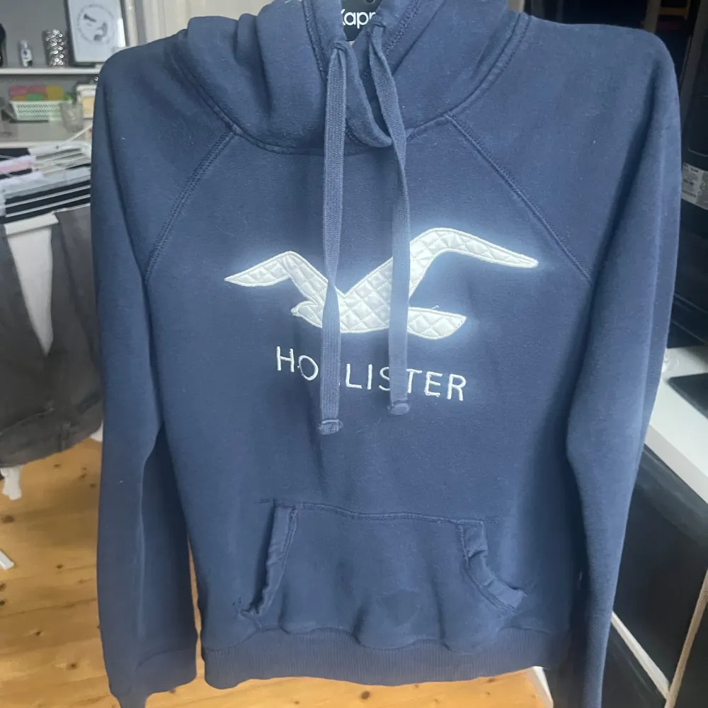 Superfin hoodie från hollister storlek xs. . Hoodies.