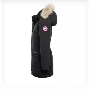 Vinterjacka  - Jag säljer nu min canada goose jacka på grund av att jag ska köpa en ny. Använt en vinter, ser inte helt ny ut men den har inga skador. Säljer för 3000 men pris kan diskuteras. hoppas den kommer till användning! 