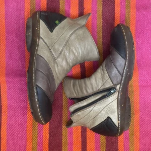 El Naturalista ankel boots - Ett par fina El Naturalista ankel boots i storlek 38  Fint använt skick Porto betalad av köpare:)  Jag skickar med Schenker eller Dhl.  Det går även att hämta i Malmö, centrum  