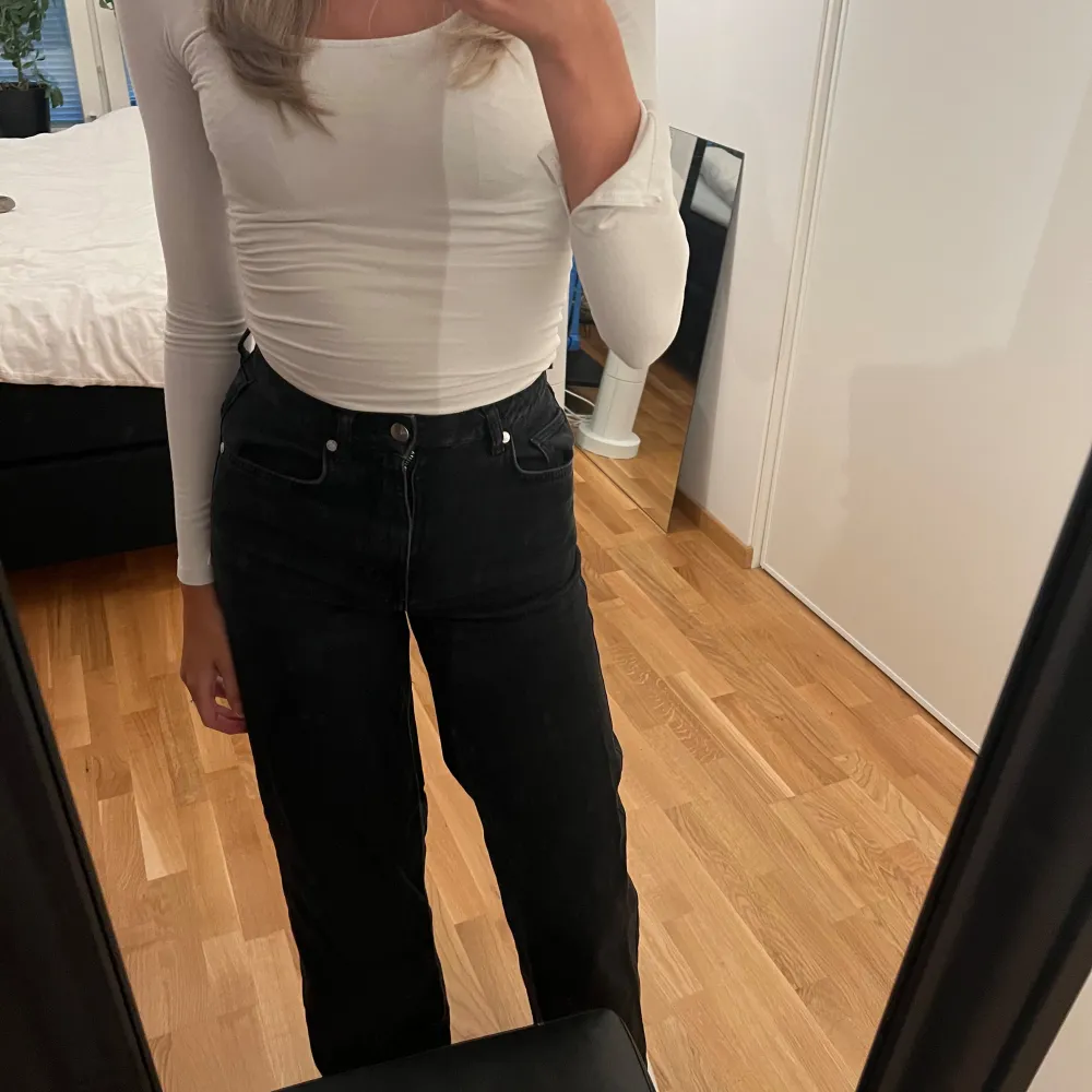 Jättesnygga högmidjade wide jeans. Använda en del men fortfarande bra skick❣️. Jeans & Byxor.