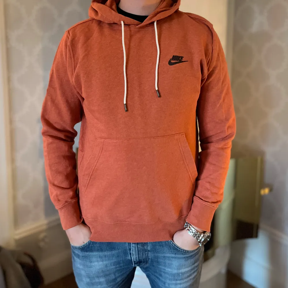 Säljer min Nike hoodie i storleken S. Modellen är ca 180 cm lång. Skriv vid eventuella frågor. . Hoodies.