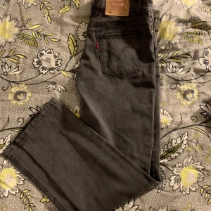 Levis 501 - Säljer nu ett par feta levis 501 jeans i storleken 32/32, vid frågor är det bara att skriva🙌🏻