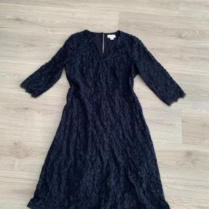 Marin blå klänning - Festlig marinblå klänning   Skriv om ni vill ha fler bilder 