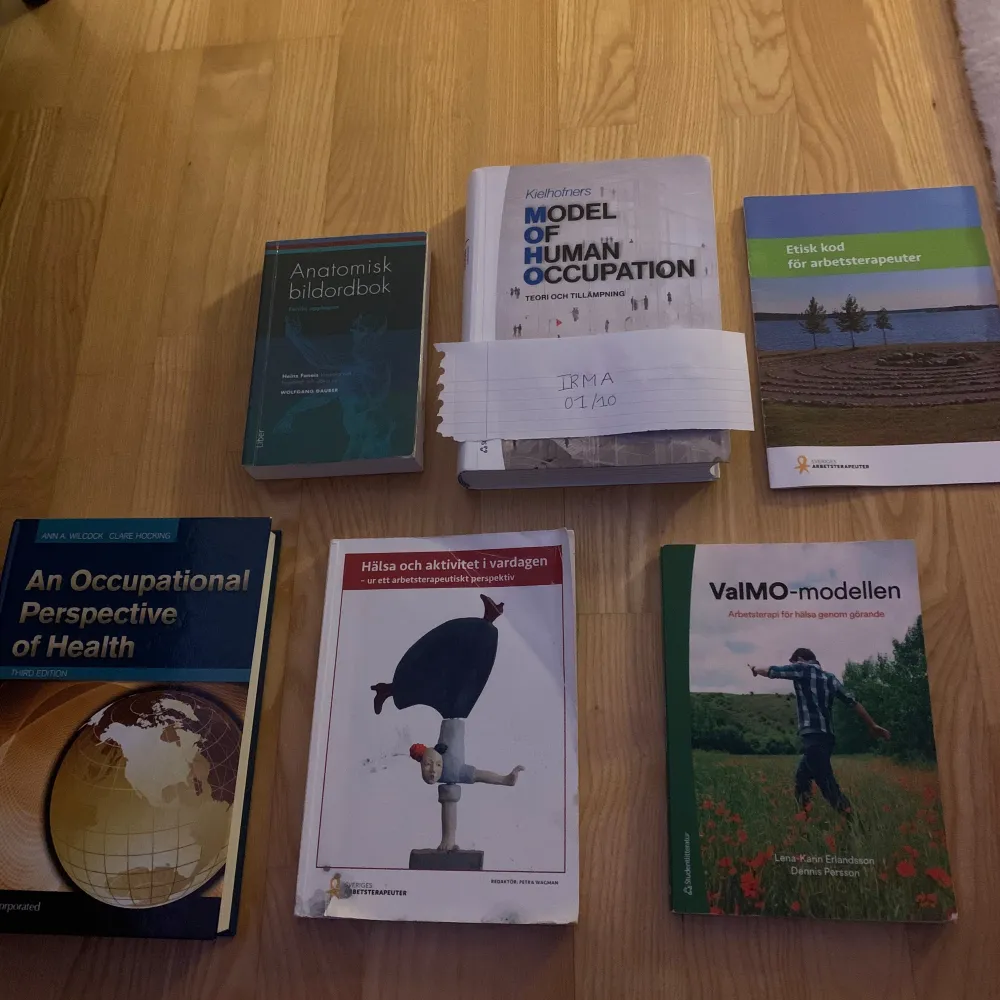 Säljer nu min kurslitteratur för arbetsterapeuter. Böckerna är endast använda en termin dvs nya samt senaste upplagan. Inget kladd i böckerna. Alla böcker var varierande pris men de går att diskutera 🌸. Böcker.