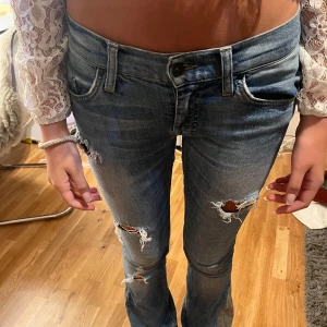  Low West jeans  - Intressekol på dessa super snygga lågmidjade jeans med bootcut och med hål storlek XS-S🤩☺️