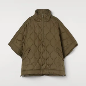 Cape jacka - INTRESSEKOLL på min superfina jacka från hm. Den är helt slutsåld på hemsidan. Endast använd 1 gång. Storlek xs men skulle säga att den passar s och m också. Säljer ändast vid bra pris!💗💗