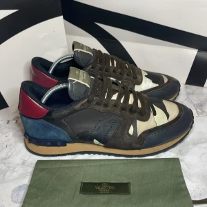 Valentino rockrunner - Ett par valentino rockrunner i Stl 40 passar 41 de är i bra skick och skälvklart ✅äkta✅** pris kan diskuteras vid snabb affär**